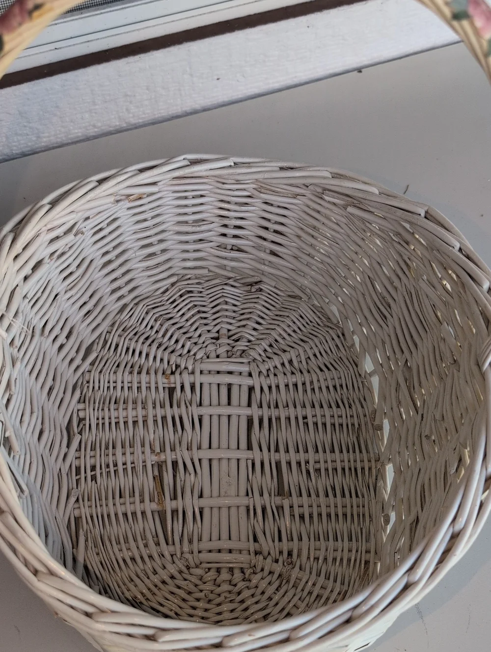 Vtg.White Wicker Floral Accent Basket with Handle(226)
